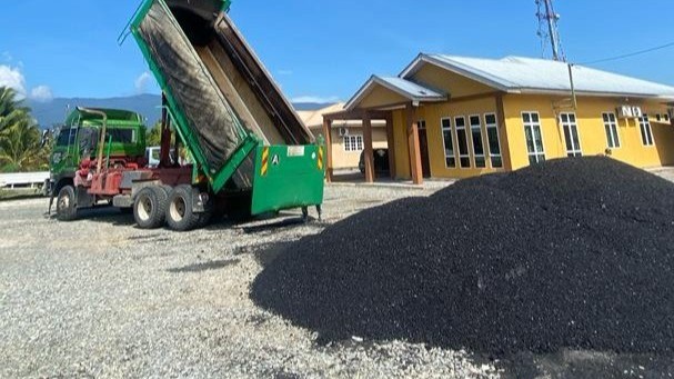 Menaik taraf jalan dalam kampung