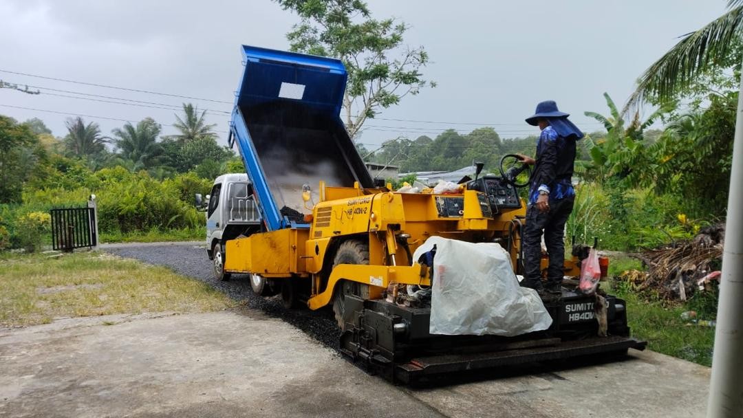 Menaik taraf jalan dalam kampung